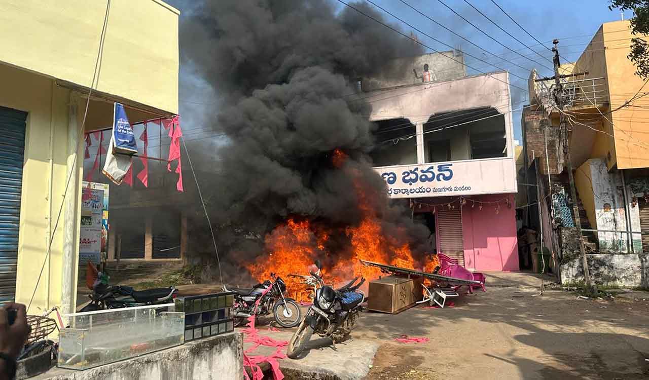 Congress supporters vandalise BRS office in manuguru clash