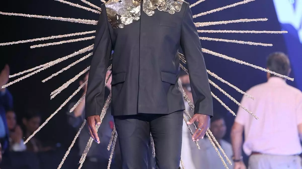 Sahil Kochhar sculpts metallic ode for Carl Lewis runway Sahil Kochhar sculpts metallic ode for Carl Lewis runway
